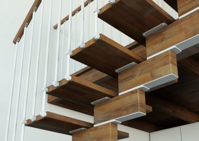 Scala modulare con struttura centrale in legno, gradini in legno di faggio verniciato noce, ringhiera a colonnine verticali in acciaio verniciato